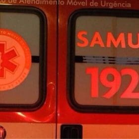 Três pessoas ficam feridas em acidente entre carros e caminhão em Oliveira