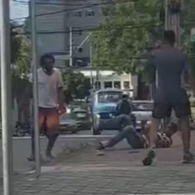 Morador em situação de rua agride ambulante em Divinópolis