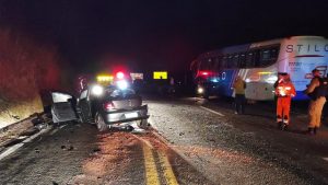 Acidente entre carro e ônibus deixa mulher ferida em Itaúna