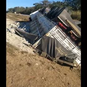 Nova Serrana: Caminhão carregado com sacos de cimento tomba na BR-262