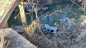 Mulher morre após carro cair de ponte em Igaratinga