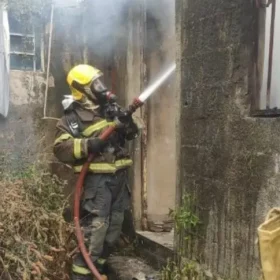 Incêndio é registrado em residência no bairro Rosário, em Formiga