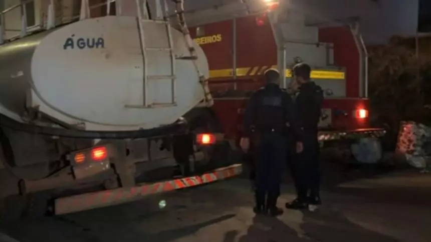 Nova Serrana: Fogo destrói 15 toneladas de estopa e máquinas em
fábrica - AnyConv.com bombeiros Nova Serrana